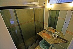 Apartment, Multiple Beds, Non Smoking | Bathroom | Shower, free toiletries, hair dryer, towels