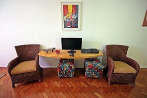 Apartment, Mehrere Betten, Nichtraucher | Wohnbereich | Flachbildfernseher