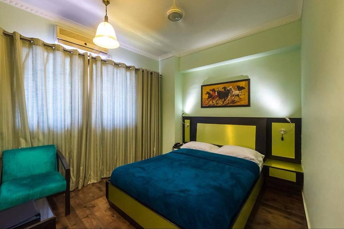 Habitación superior con 1 cama matrimonial o 2 individuales | Camas con pillow-top, insonorización, camas extra y wifi gratis