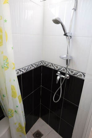 City-Apartment, Raucher | Dusche im Bad