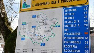 Un cartel con un mapa y marcas de distancia para varios lugares.