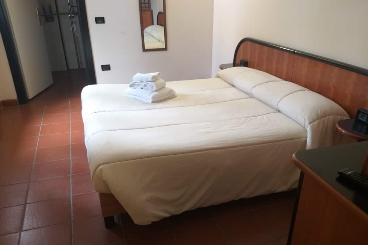 Kamer, 1 twee- of 2 eenpersoonsbedden | Een minibar, een kluis op de kamer, een bureau, geluiddichte muren