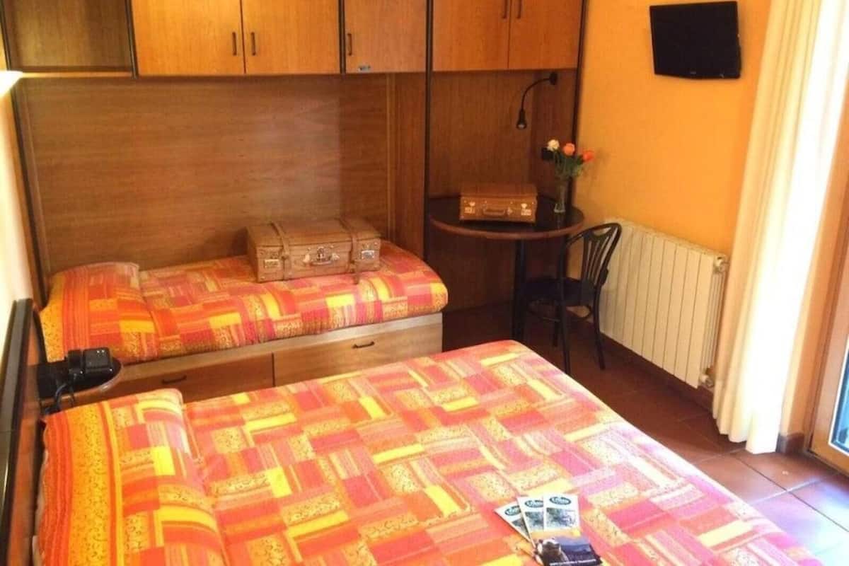 Driepersoonskamer | Een minibar, een kluis op de kamer, een bureau, geluiddichte muren