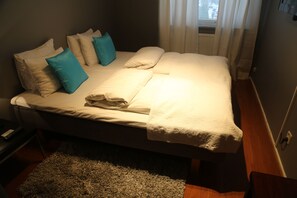 Escritorio, cortinas blackout, wifi gratis y ropa de cama 