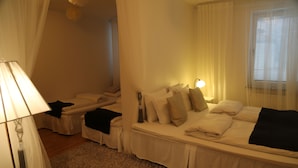 A bedroom with a bed, bedside table, and a lamp. - Vingåkers Hotell (Vingåker)