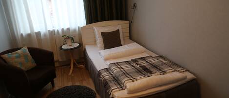 Kamar Single | Meja kerja, tirai kedap cahaya, Wi-Fi gratis, dan seprai linen