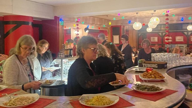 A restaurant with round tables, red napkins, and a sign labeled "TUBORG". - Vingåkers Hotell (Vingåker)