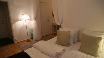 Escritorio, cortinas opacas, wifi gratis y ropa de cama