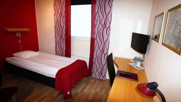 Kamar Single (Private Bathroom) | Meja kerja, ruang kerja ramah laptop, dan tirai kedap cahaya