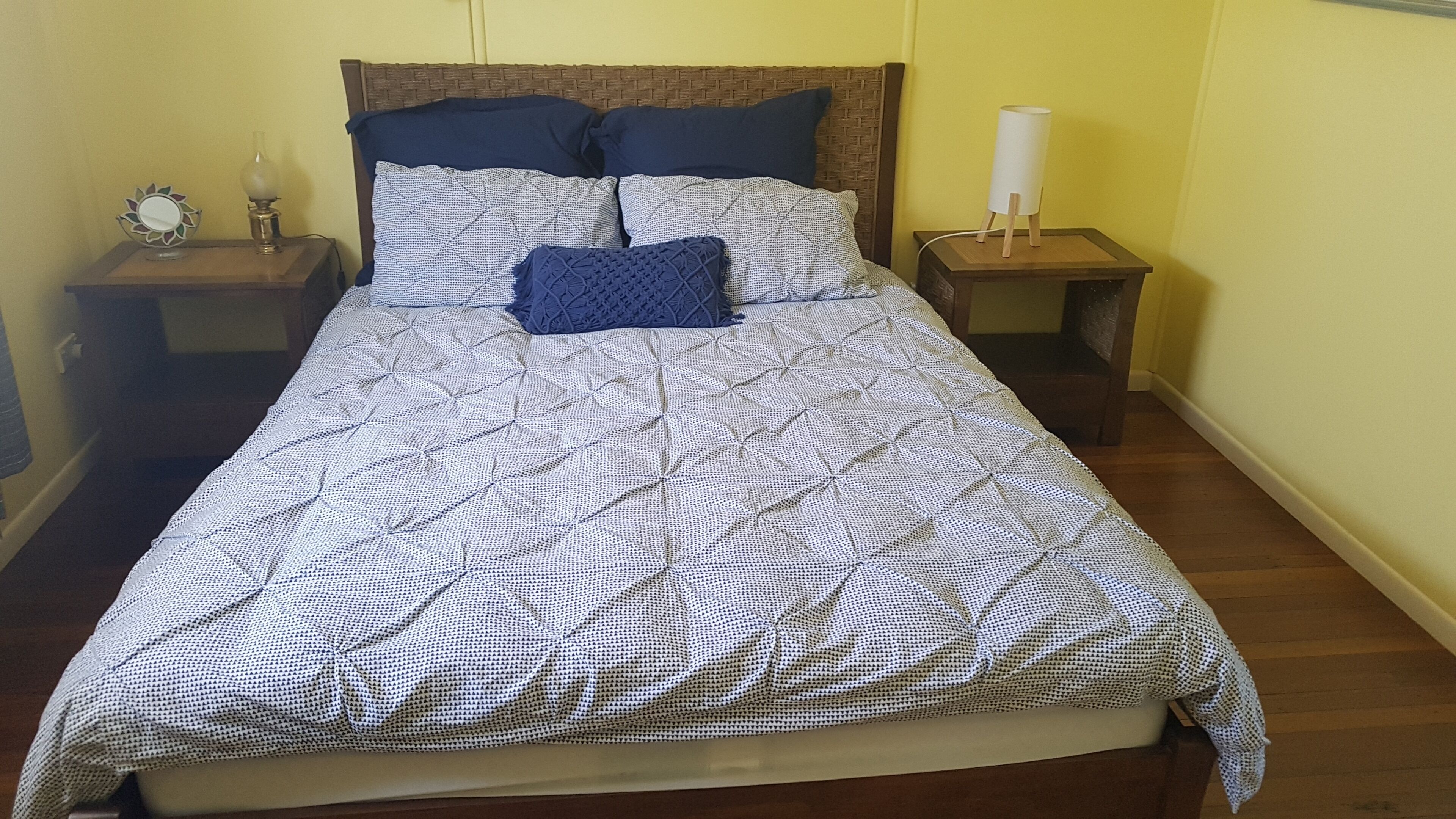 2 habitaciones y tabla de planchar con plancha 