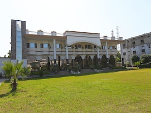 Vista frontal de la propiedad