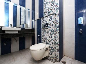 Habitación con 1 cama matrimonial o 2 individuales | Baño | Amenidades de baño gratuitas y toallas