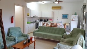 Télévision, lecteur de DVD, table de tennis de table, chaîne hi-fi