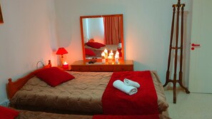 2 chambres, coffres-forts dans les chambres, fer et planche à repasser