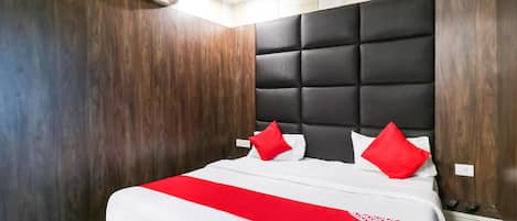 Deluxe Room | Desk, soundproofing