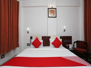 Habitación con 1 cama doble o 2 individuales | Escritorio y ropa de cama