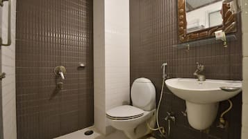 Dusche, kostenlose Toilettenartikel, Handtücher
