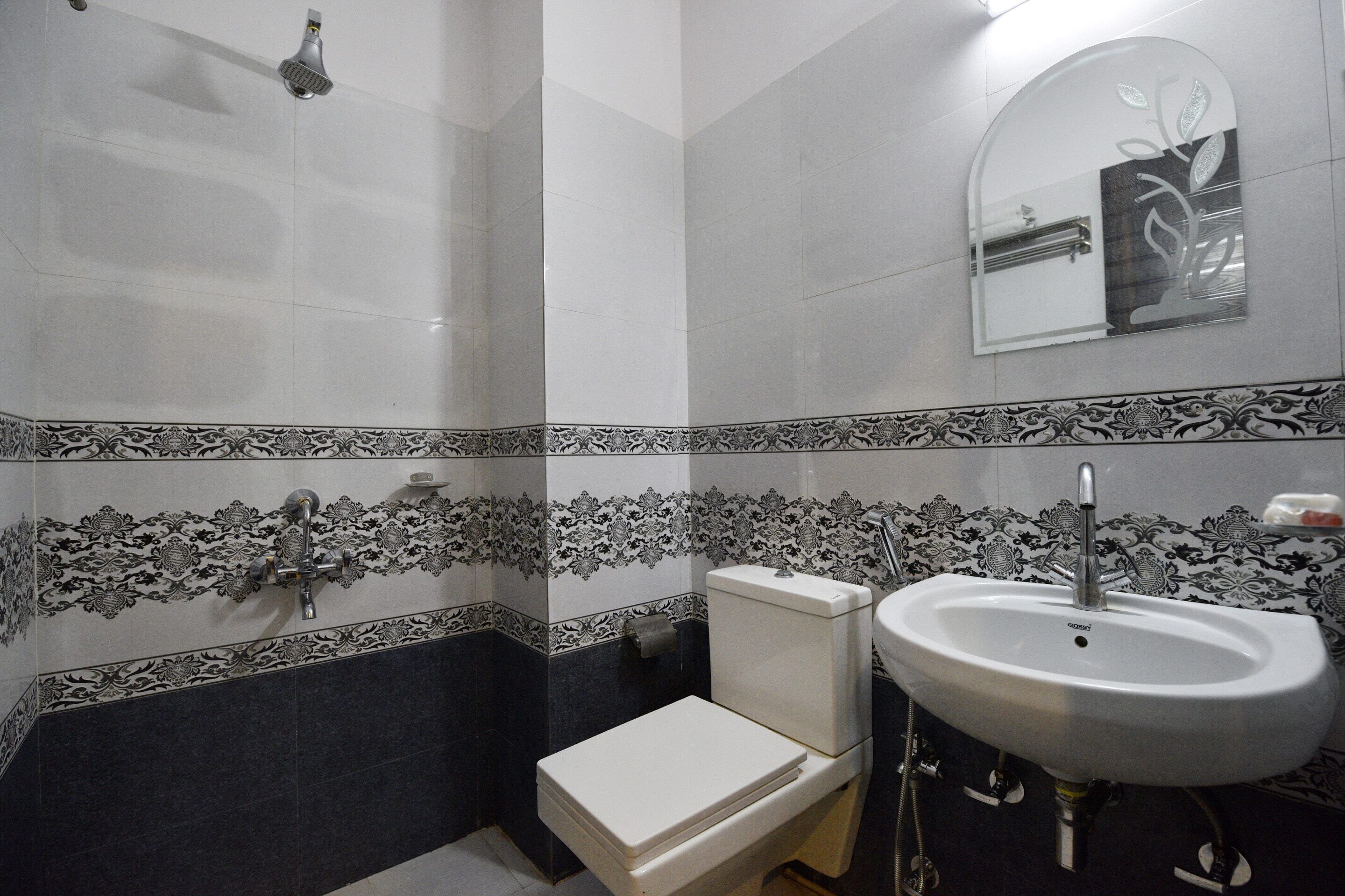 Kamar Double Standar | Kamar mandi | Shower, perlengkapan mandi gratis,  dan handuk