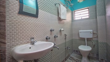 Buồng tắm vòi sen, đồ dùng nhà tắm miễn phí, khăn tắm