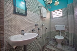Douche, articles de toilette gratuits, serviettes fournies