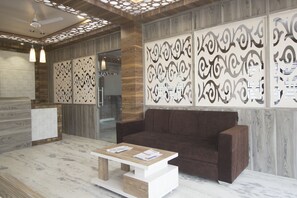 Lobby sitting area - OYO 14795 Hotel Priyanshu (Siliguri)