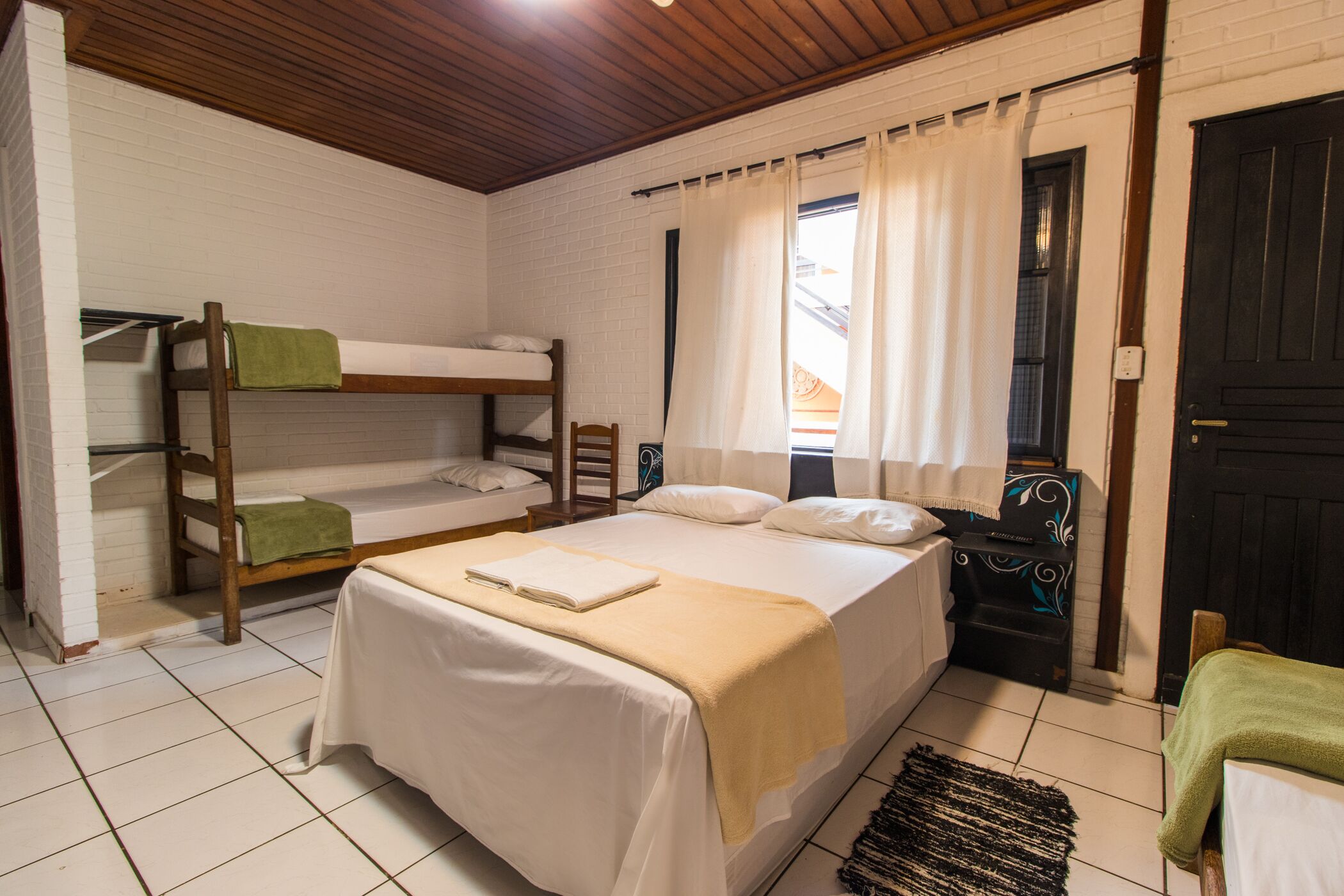 家庭客房 | 迷你吧、免費 Wi-Fi、床單