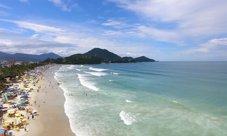 Una playa cerca