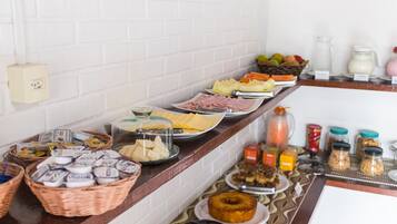 Café da manhã com buffet grátis todos os dias