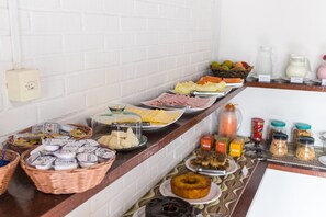 Desayuno bufé gratuito y diario