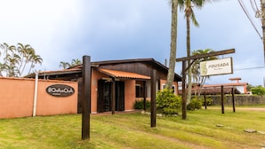 Ein Gebäude mit einem Schild, auf dem 