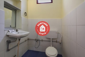 Regadera, amenidades de baño gratuitas, toallas