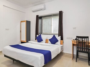 Double or Twin Room - OYO 19530 SilverKey Vishrantwadi (Pune)