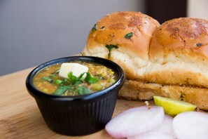 Dining - OYO Townhouse 059 Magarpatta (Pune)