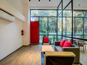 Lobby sitting area - OYO Townhouse 059 Magarpatta (Pune)