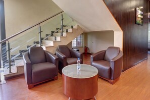 Coin salon dans le hall