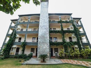 Vista frontal de la propiedad