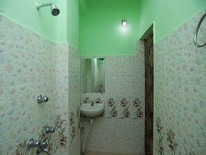 Double or Twin Room | Bathroom | Free toiletries, towels