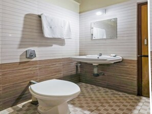 Double or Twin Room | Bathroom | Free toiletries, towels