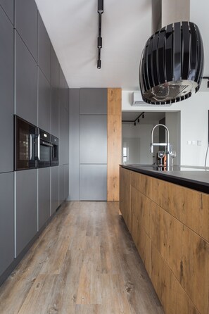 Großer Kühlschrank, Mikrowelle, Ofen, Herdplatte