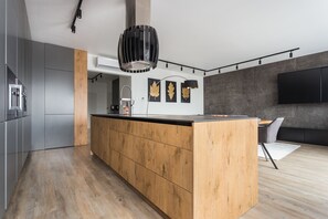 Flachbildfernseher, DVD-Player, iPod-Dockingstation