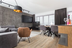 Exclusive Apartment (Kaszmir) | Living room | Flat-screen TV, DVD player, iPod dock - Apartamenty InPoint Relax&SPA (Kraków)