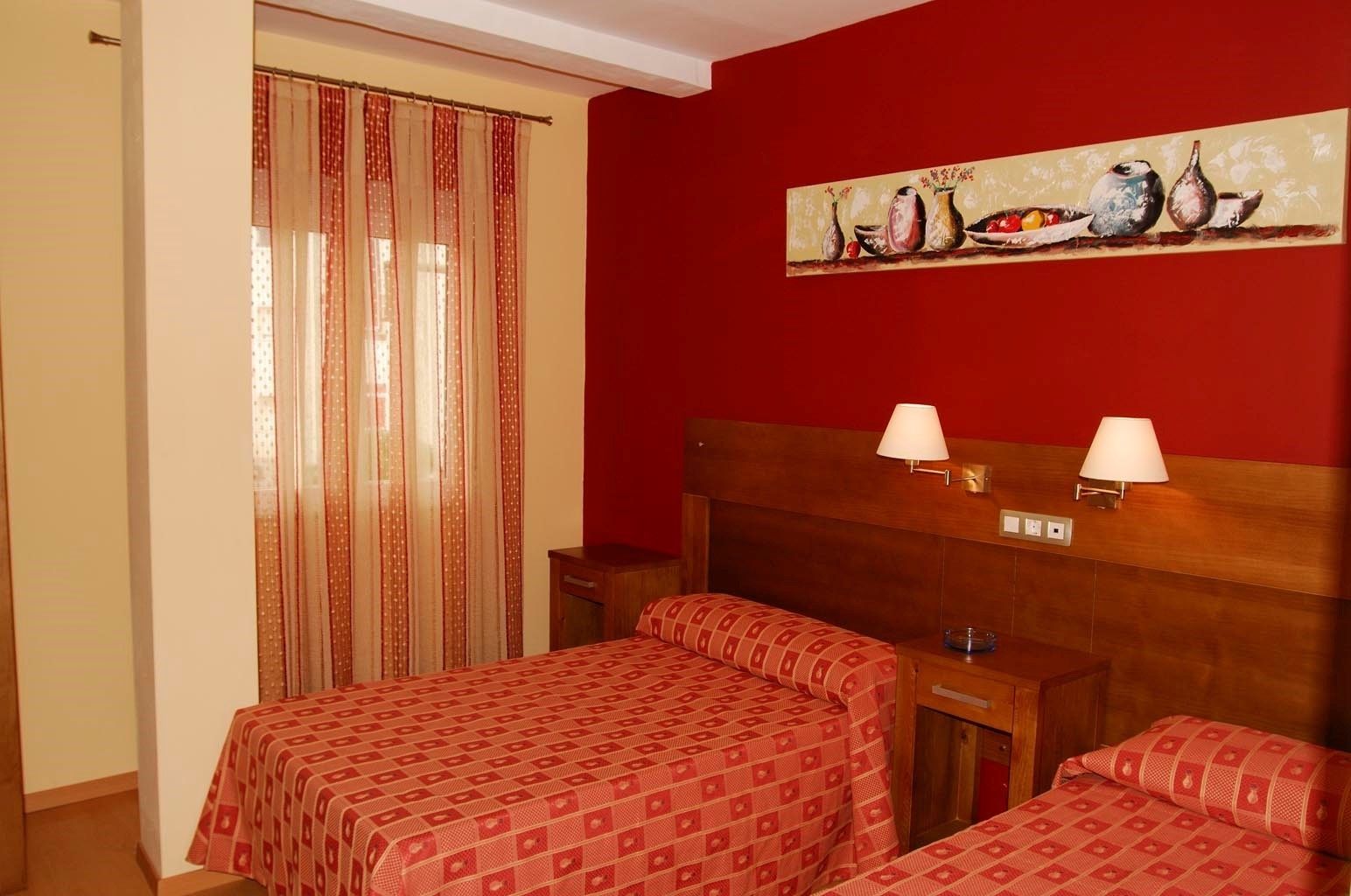 Bureau, rideaux occultants, lits bébé (gratuits), Wi-Fi gratuit