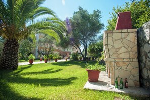 Piscine extérieure, parasols de plage, chaises longues