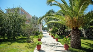 Outdoor pool, open 9:00 AM to 10:00 AM, pool umbrellas, pool loungers - Helena Inn (Kefalonia)