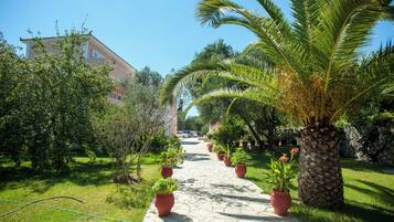Piscina externa, funciona das 9h às 10h, guarda-sóis, espreguiçadeiras