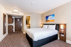 Escritorio, cortinas blackout y sistema de insonorización