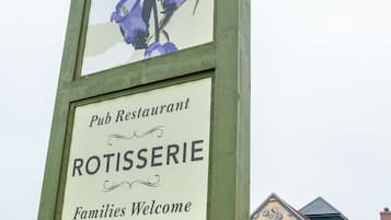 Placa do Restaurante e Pub The Canterbury Bell, com um design floral e acolhendo famílias.