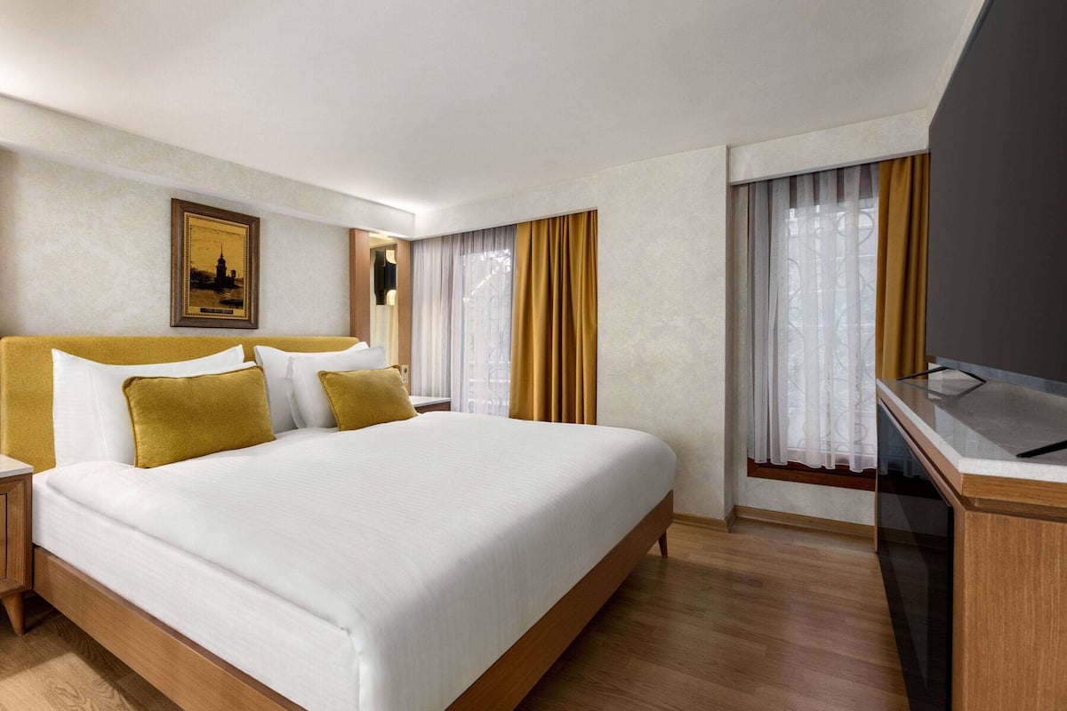 1 bedroom, premium bedding, in-room safe, desk
