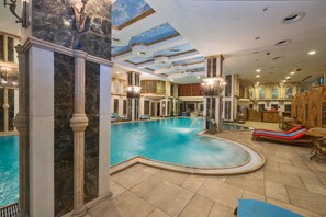 Piscina coberta, piscina a l'aire lliure de temporada i gandules 