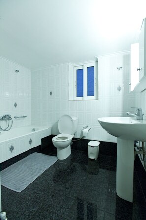 Combined shower/bathtub, hair dryer, towels, soap